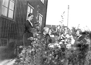 Samling i hagen i Malerhaugen 8 B på 1940-tallet