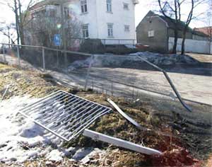 Den spanske sjåføren rygget ned gjerdet med vitende og vilje (FOTO: Ann Kunish)