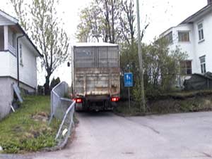 Skiltet for gang- og sykkelvei hadde denne sjåføren aldri hørt om (FOTO: Jan Ove Vatne) ...