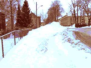 På grunn av alle snehaugene, må vi fortsatt leke kenguru på Malerhaugen