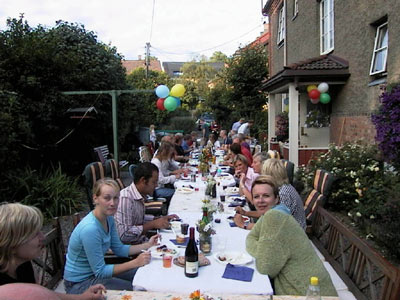 Beboerne i livlige samtaler. FOTO: Jan Ove Vatne