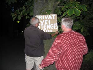 Geir Johansen fra veilaget og Jan Ove Vatne fra Malerhaugen vel setter opp et midlertidig skilt (FOTO: Anita Larsen)