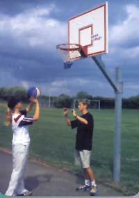 Snart kan du spille basket på lekeplassen!