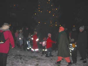 Alle gikk rundt juletreet